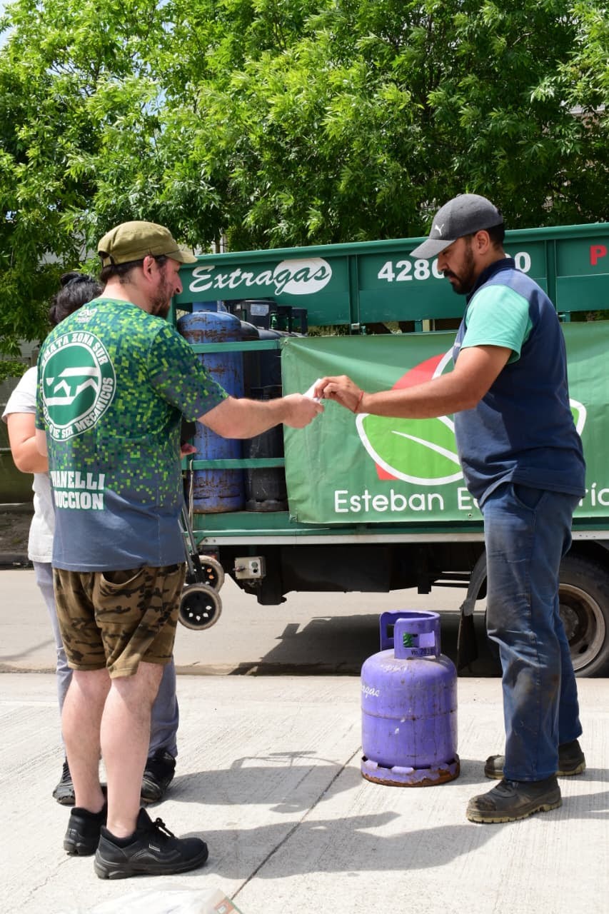 Furor en 9 de Abril: largas filas para conseguir garrafas a precio social