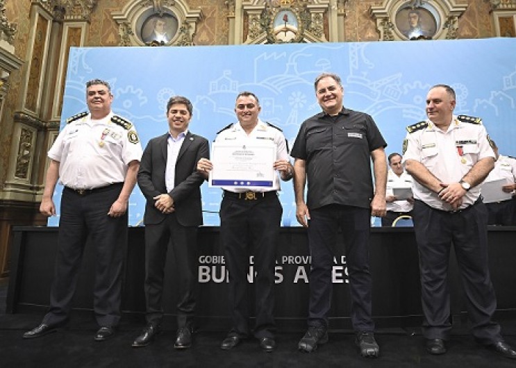 Kicillof encabezó el ascenso de nuevos comisarios generales y destacó la profesionalización de la Policía bonaerense