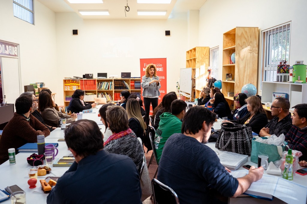 Experta organiza talleres que ayudan a docentes a trabajar en contextos de violencia educativa