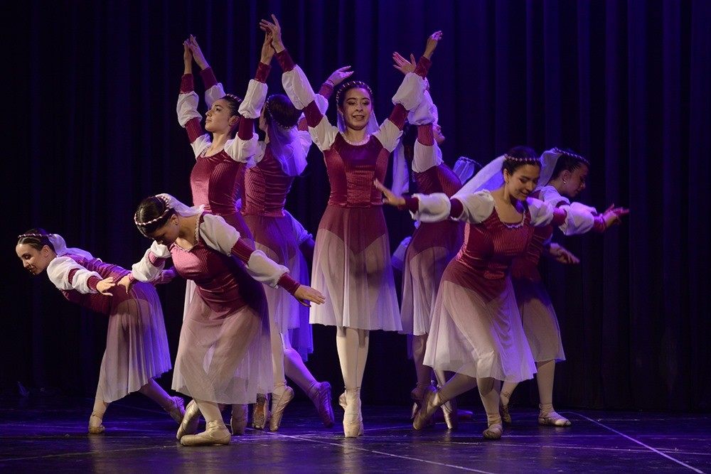 Gran cierre del ciclo 2025 de la Escuela Municipal de Danzas “José Neglia” en Morón
