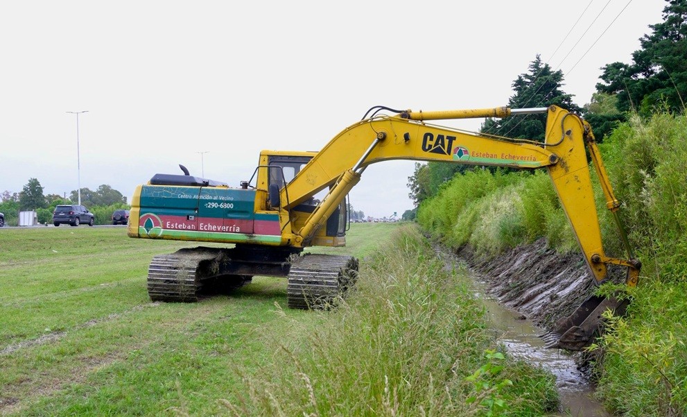 El Municipio de Esteban Echeverría intensifica las tareas de limpieza en Canning para prevenir inundaciones