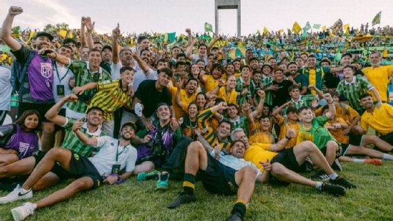 Aldosivi ganó un partidazo épico, remontó el partido y aseguró su lugar en Primera División