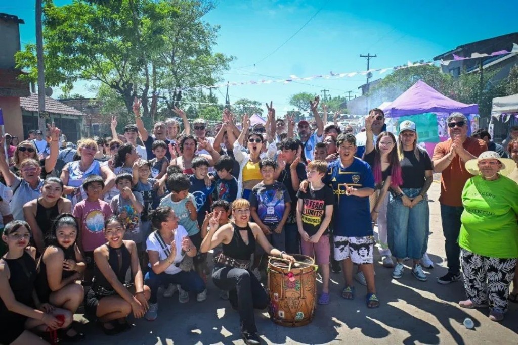 Mayra Mendoza inauguró pavimentos en Solano y celebró el Día de la Militancia con una peña barrial