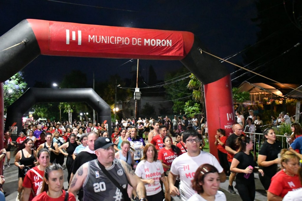 Morón encendió la noche con zumba, música y una carrera que reunió a más de 7.000 personas