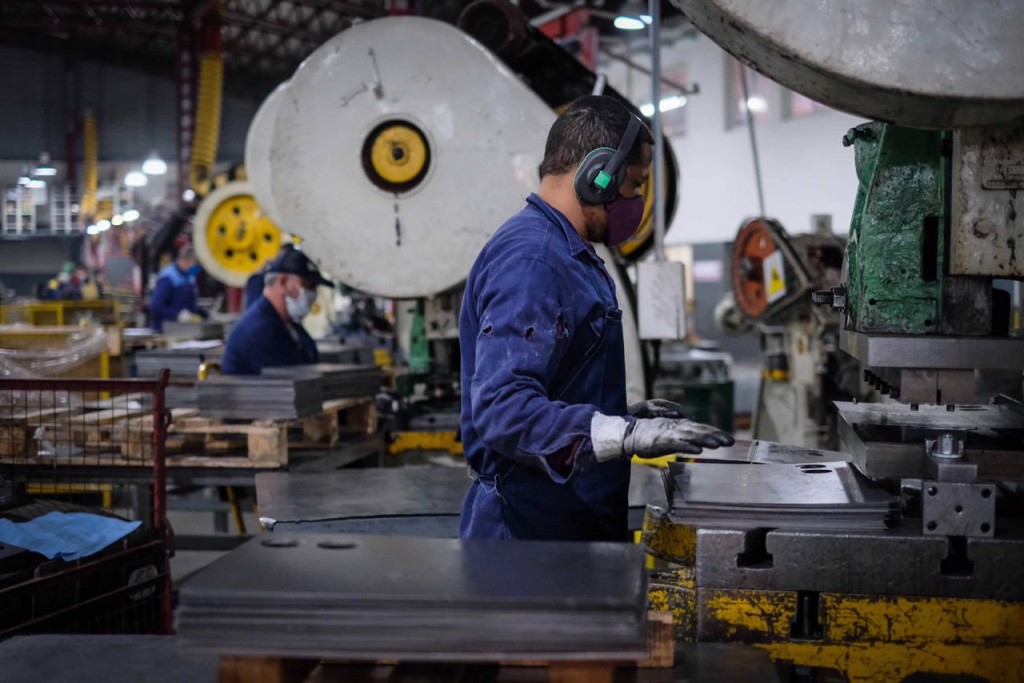 La industria metalúrgica se hunde: la producción cayó 4,6% en octubre y el sector opera con su capacidad más baja en años