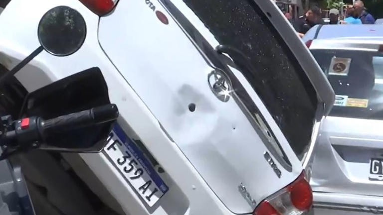 Persecución, vuelco y un delincuente muerto en plena General Paz: así fue el tiroteo que paralizó Villa Celina