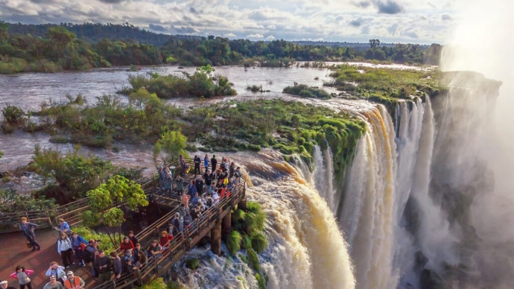 Finde largo: más turistas, pero cada uno gastó menos que en 2024