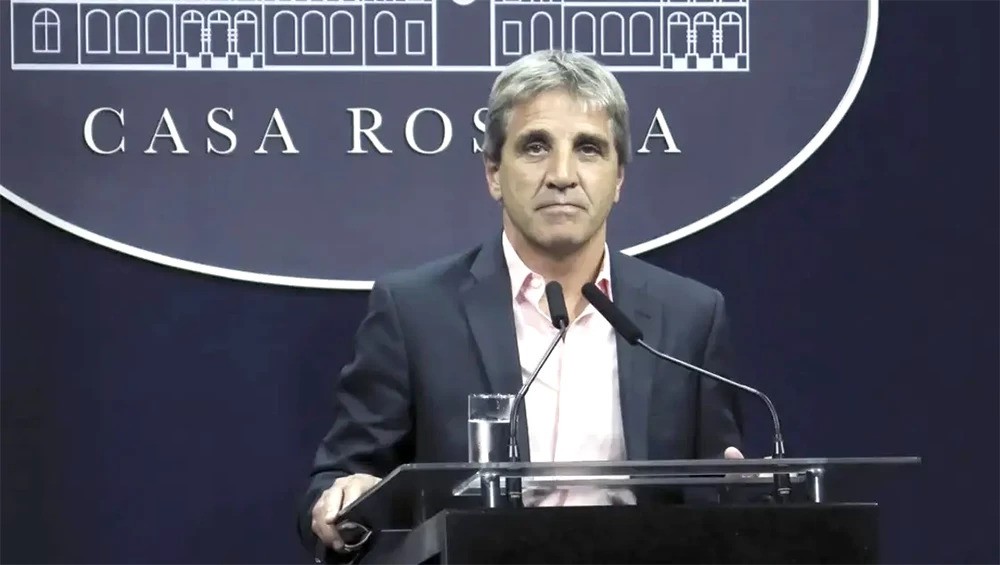 Caputo se burló de las críticas por el “dólar barato” y defendió el tipo de cambio: “Exportaciones récord”