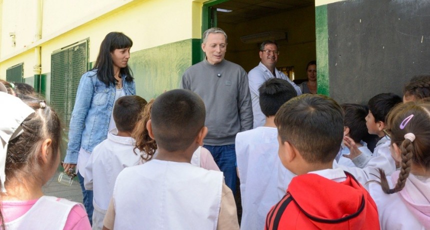 Fernando Gray supervisó las obras de mejora en la Escuela Primaria N° 1 de Monte Grande