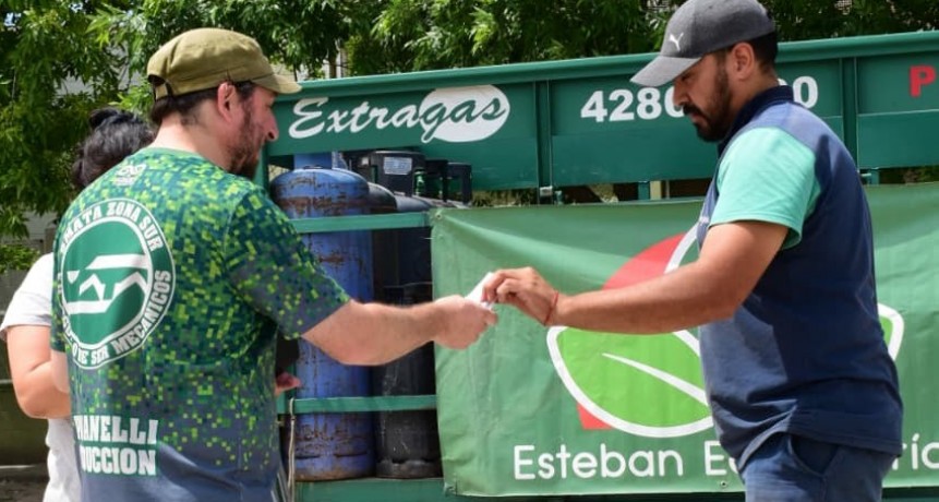 Furor en 9 de Abril: largas filas para conseguir garrafas a precio social