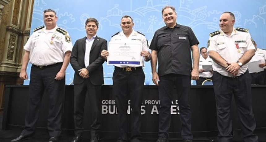 Kicillof encabezó el ascenso de nuevos comisarios generales y destacó la profesionalización de la Policía bonaerense