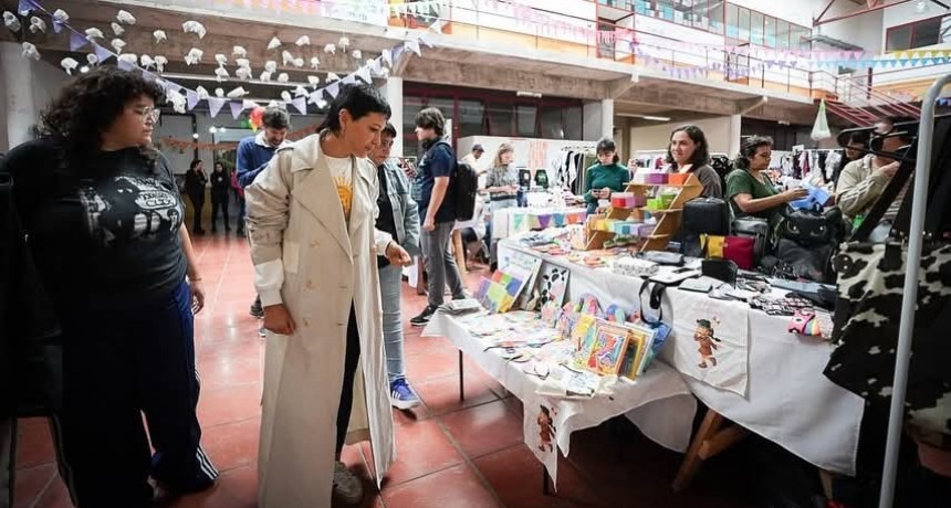 Mayra Mendoza recorrió la feria de la UNQ que celebra 15 años de economía popular y solidaria