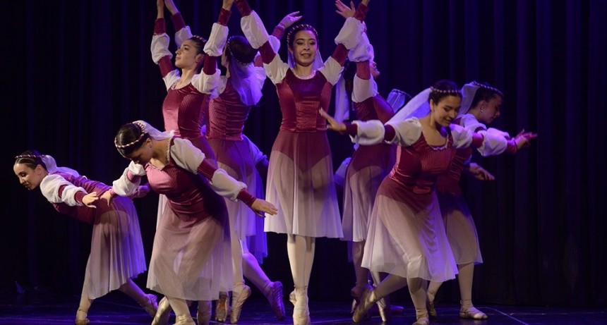 Gran cierre del ciclo 2025 de la Escuela Municipal de Danzas “José Neglia” en Morón