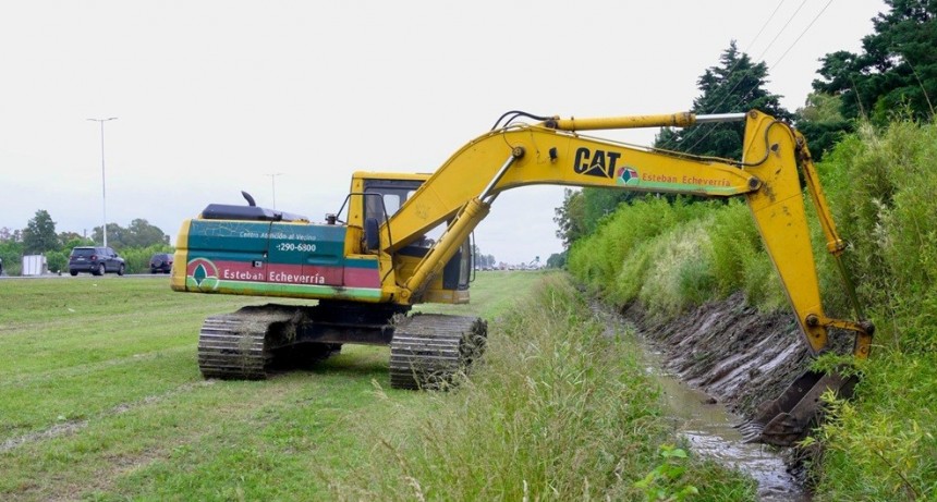 El Municipio de Esteban Echeverría intensifica las tareas de limpieza en Canning para prevenir inundaciones
