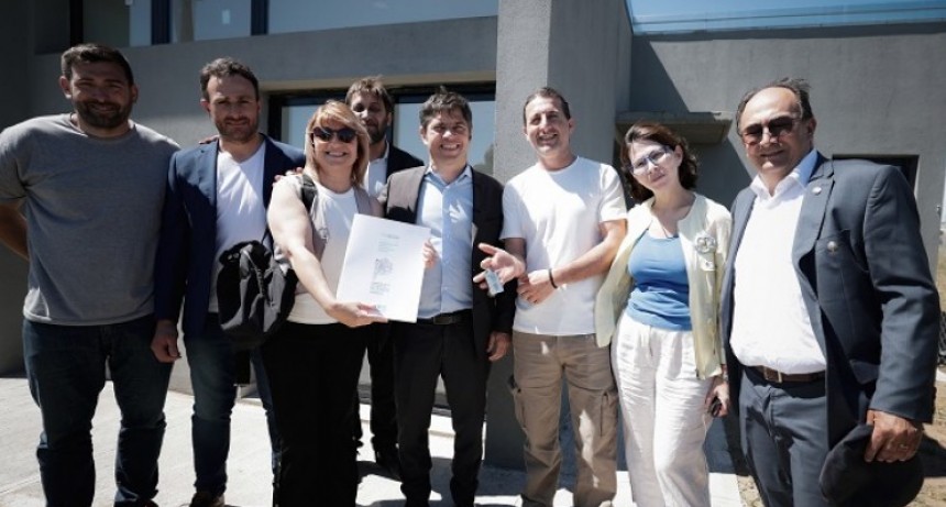 Kicillof entregó viviendas en Saladillo y apuntó contra el Gobierno nacional por las obras paralizadas