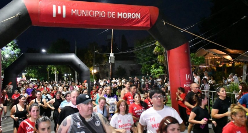 Morón encendió la noche con zumba, música y una carrera que reunió a más de 7.000 personas