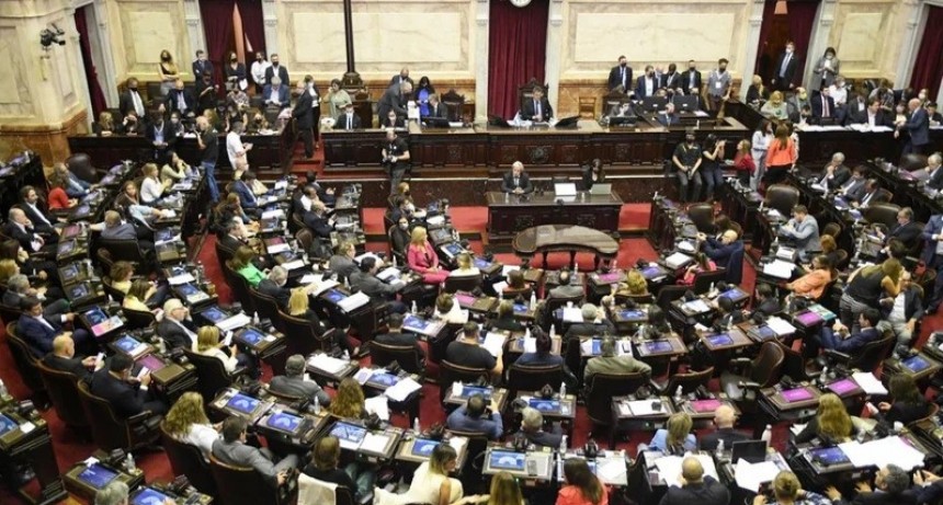 Gobernadores peronistas avanzan en un bloque propio para negociar con Milei y tensan la interna del PJ