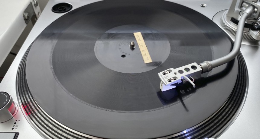 Un equipo del CONICET desarrolló una formulación química que permite restaurar documentos sonoros analógicos más rápido y sin dañarlos