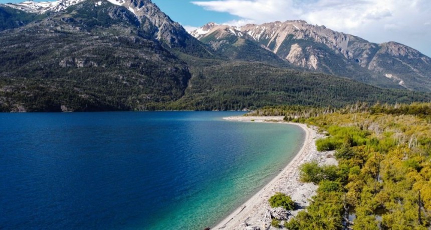 Epuyén, el tesoro patagónico que enamora con su lago turquesa y su espíritu artesanal