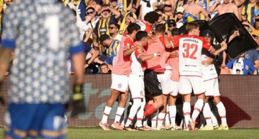 Estudiantes dio el golpe en Rosario y dejó afuera al favorito del año