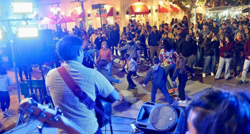 Multitudinaria edición del Paseo Dorrego: gastronomía, música y emprendimientos en Esteban Echeverría