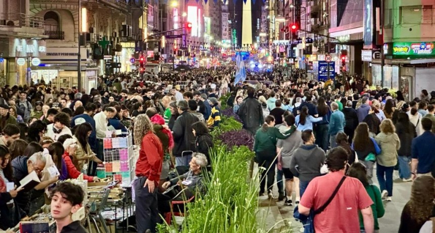 Furor por la cultura: más de 200 mil personas colmaron La Noche de las Librerías 2025 en la Ciudad
