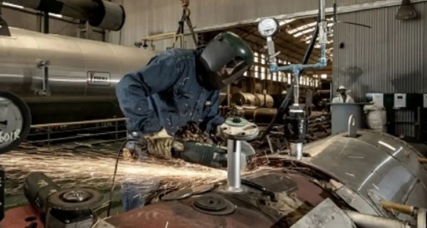 La industria no repunta: el Gobierno descarta recesión pero la actividad sigue por debajo de 2023