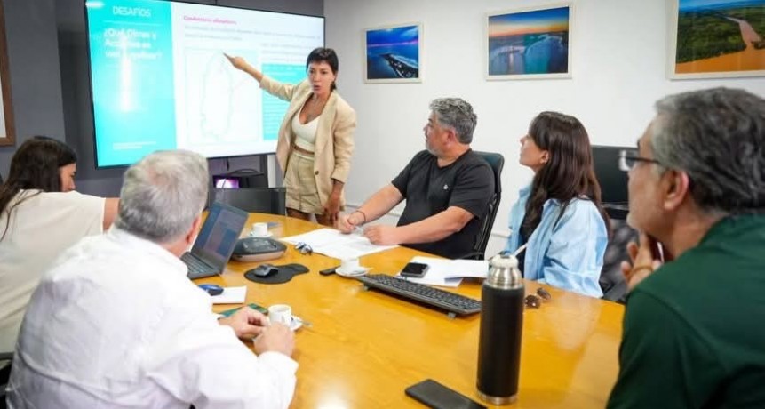 Quilmes avanza en obras clave para prevenir inundaciones: reunión entre Mayra Mendoza y autoridades provinciales de hidráulica