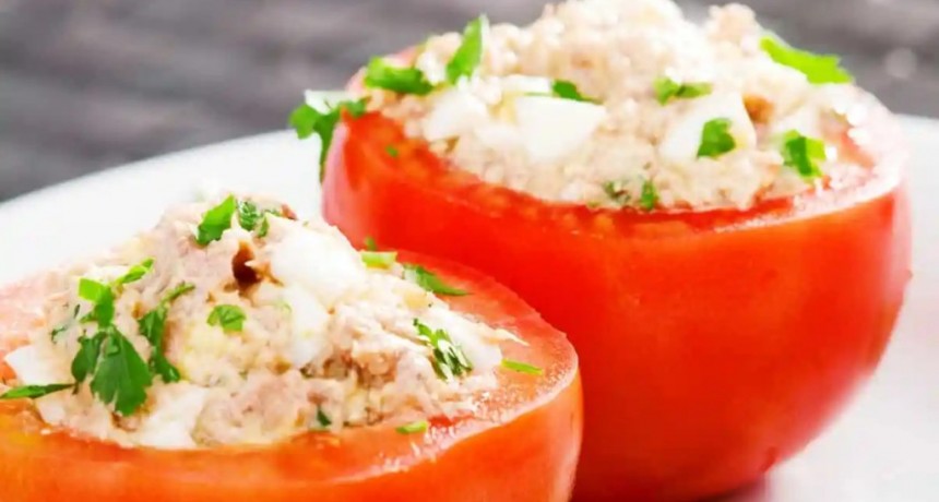 Tomates rellenos de atún: el clásico fresco que nunca falla en la mesa argentina