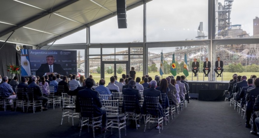 El presidente celebró la inauguración de una línea de producción de Loma Negra con una inversión de 350 millones de dólares