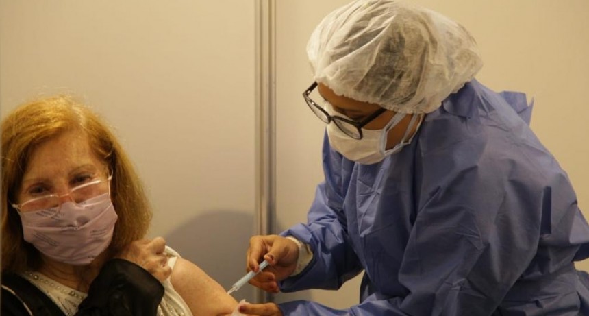 Consenso para recomendar reducir a 4 meses el tiempo para la aplicación de la dosis de refuerzo a personal de salud y mayores de 60 años