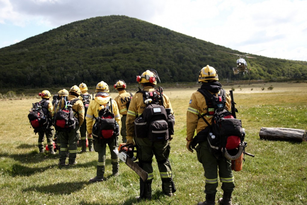 Ambiente refuerza el operativo en Tierra del Fuego con medios aéreos y brigadistas para combatir los incendios forestales