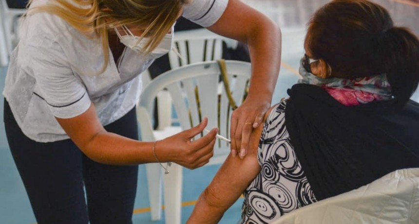 Frente a la suba de casos de COVID-19, Salud recomienda a la población aplicarse los refuerzos de vacunas