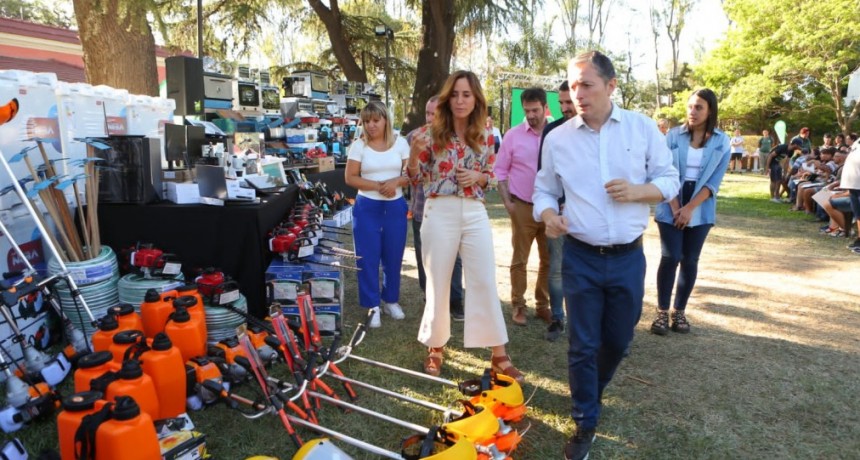 Fernando Gray y Victoria Tolosa Paz entregaron maquinarias, herramientas e insumos a emprendedoras y emprendedores de Esteban Echeverría.