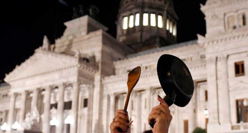 Segunda noche consecutiva de protestas masivas en rechazo al DNU de Milei