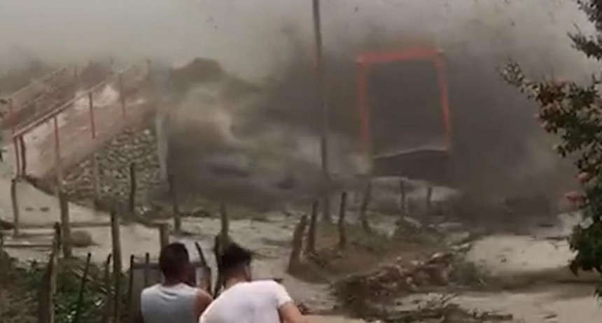 Un puente peatonal en Catamarca fue destruido por un alud, dejando a una localidad aislada.