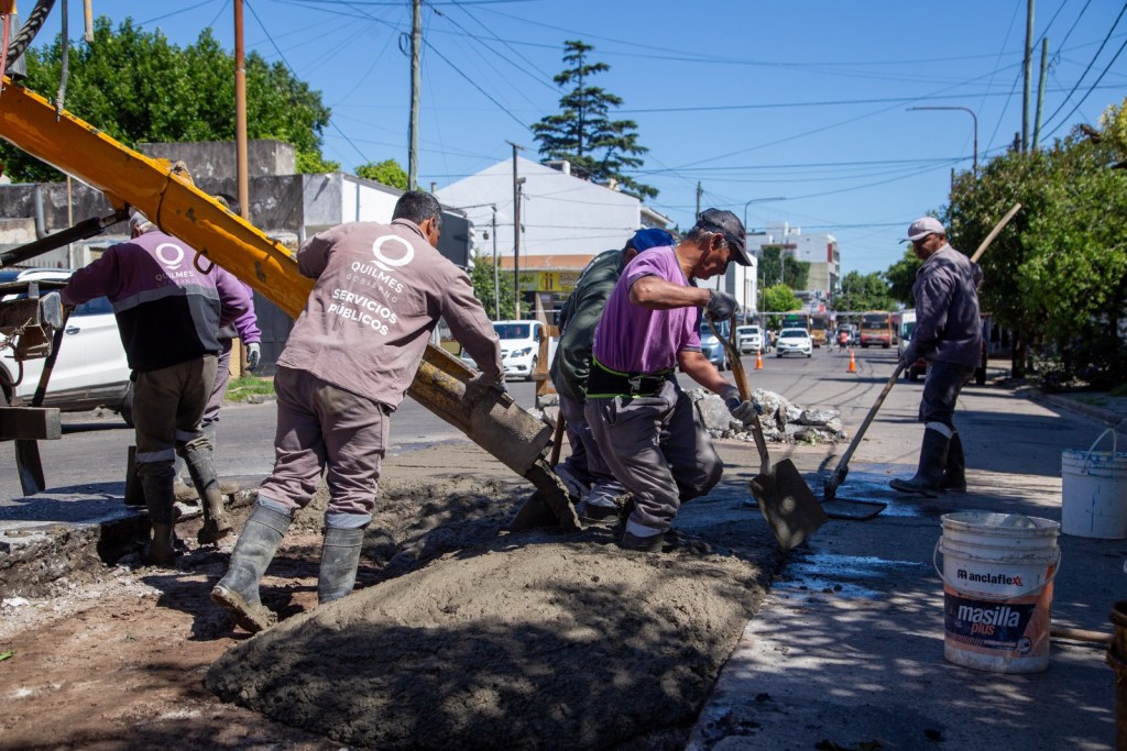 Quilmes avanza con el Plan Municipal de Bacheo en distintas zonas del distrito