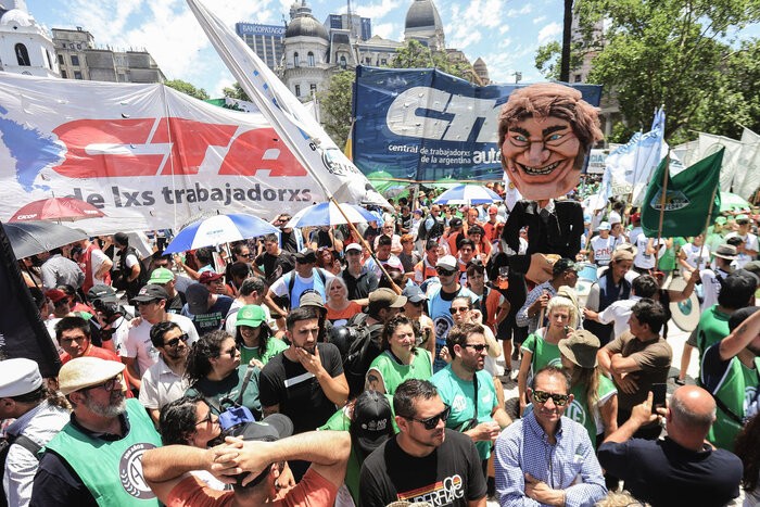 Multitudinaria marcha en Plaza de Mayo contra las políticas de Milei: sindicatos, movimientos sociales y derechos humanos al frente