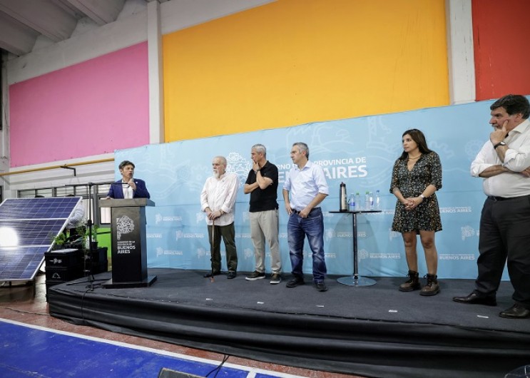 Kicillof y Ferraresi inauguraron paneles solares en una escuela técnica y entregaron viviendas en Avellaneda