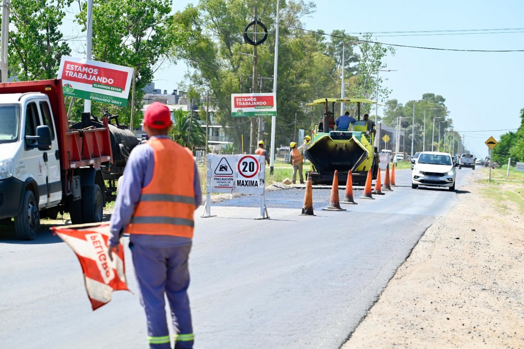 Avanzan las obras de bacheo en Sargento Cabral, Canning