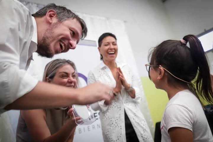 Quilmes: Mayra Mendoza entregó anteojos a niños y niñas en el marco del programa 