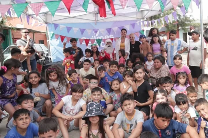 Una Navidad distinta: Mayra Mendoza celebró con los vecinos de Itatí y repasó las obras en el barrio