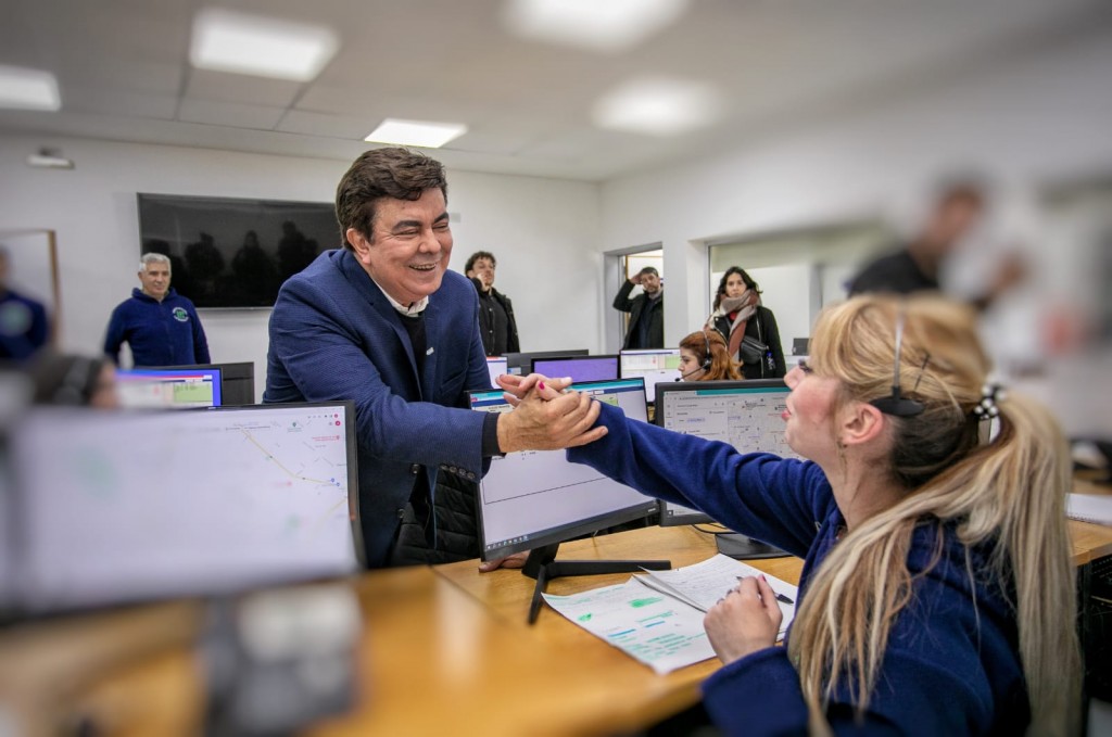 Fernando Espinoza anunció un bono de $260 mil para empleados municipales