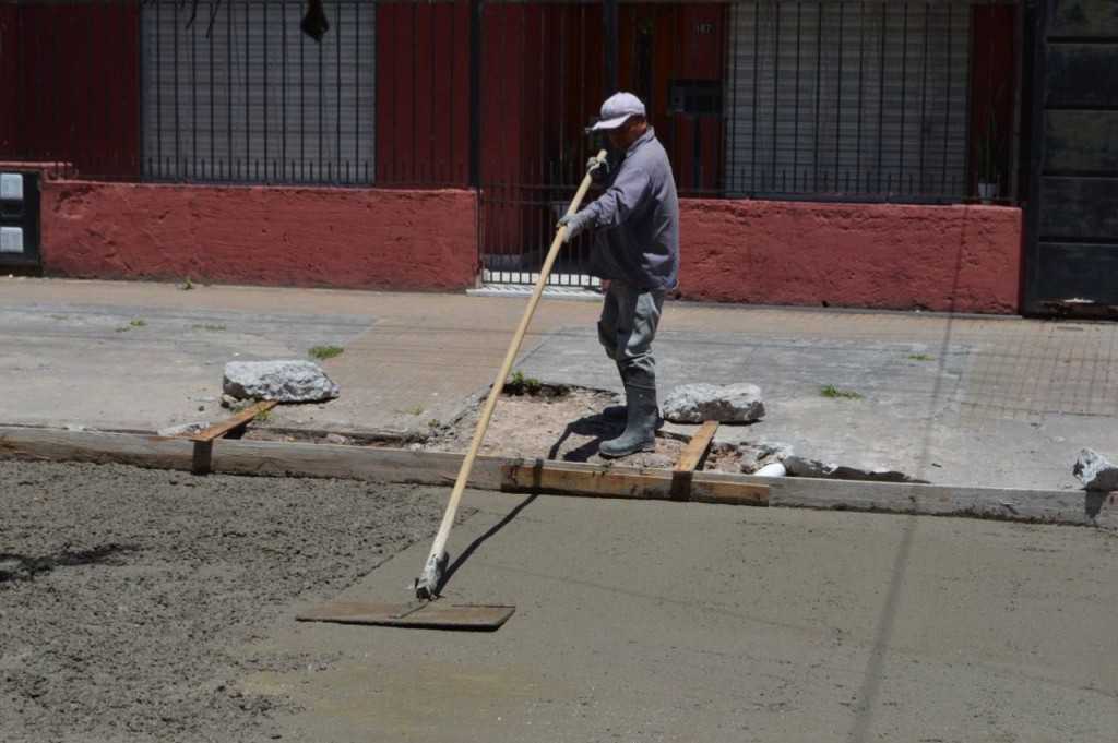 Quilmes refuerza el bacheo y la reparación de calles con hormigón