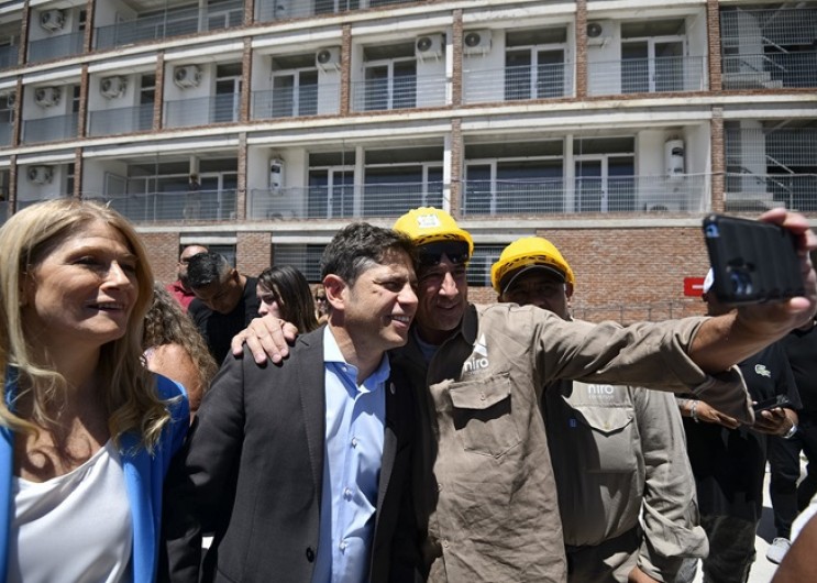 Kicillof entregó escrituras gratuitas y recorrió obras de urbanización en La Matanza