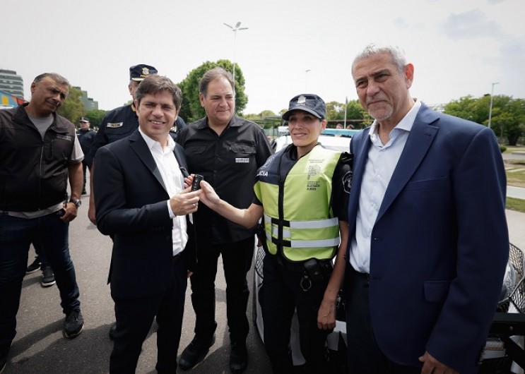 Golpe de efecto en Avellaneda: Kicillof despliega 30 nuevos patrulleros y desafía a Milei