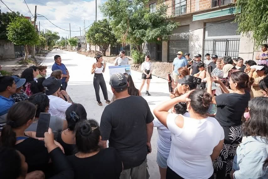 Promesa cumplida: avanza el asfalto en Ezpeleta Oeste y los vecinos celebran después de 26 años de espera