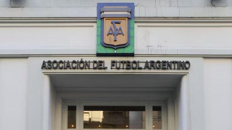 Allanan la AFA y más de 20 clubes por la causa Sur Finanzas: crece la presión judicial sobre el fútbol argentino