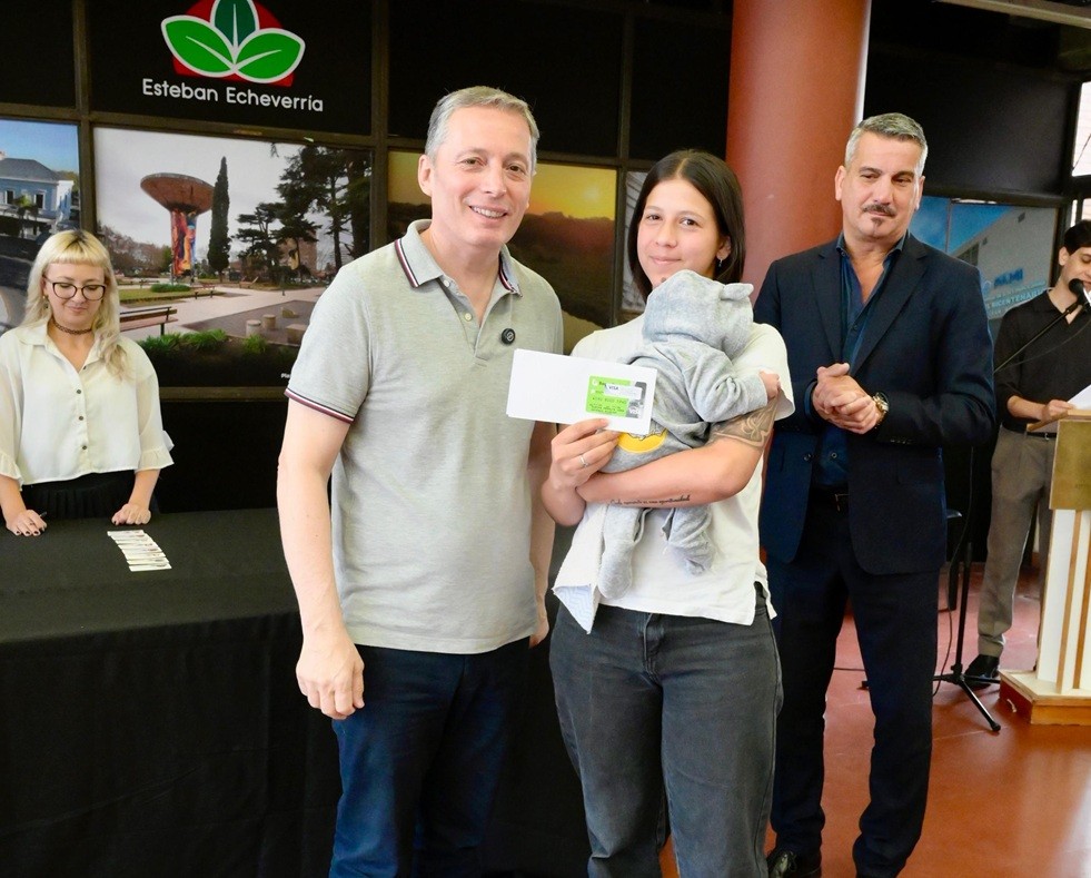 Fernando Gray entregó 86 nuevas tarjetas del Plan Más Vida a familias de Esteban Echeverría