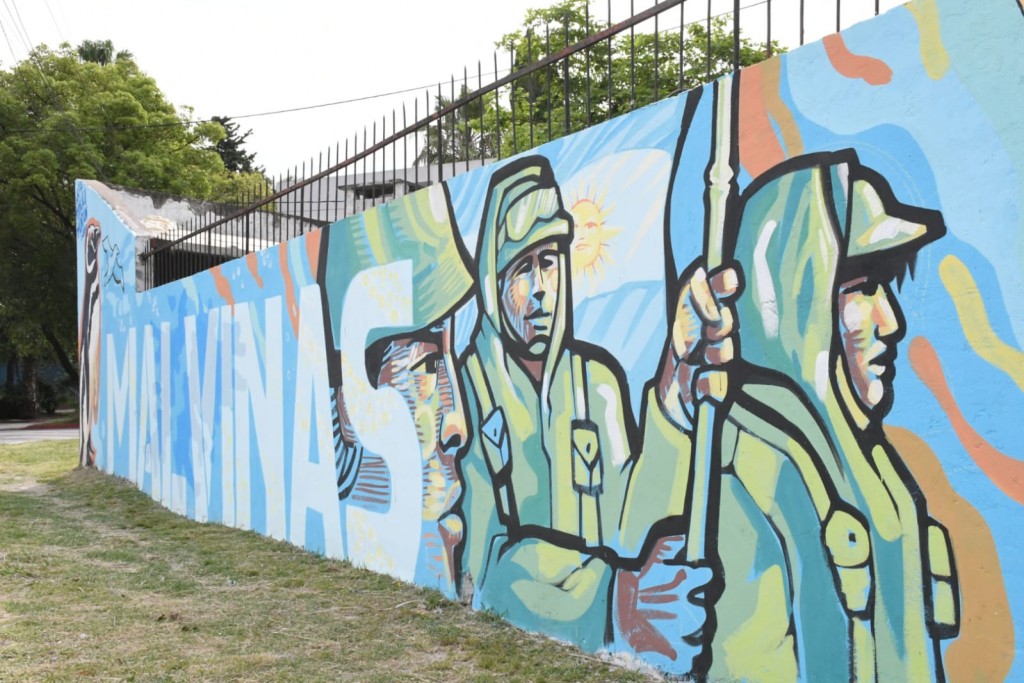 Morón presentó un mural dedicado a Malvinas en una jornada cultural que reunió a cientos de vecinos